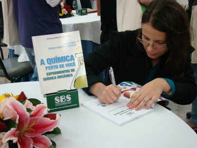 Barbara Vasconcellos em sessão de autógrafos na 35ª RASBQ